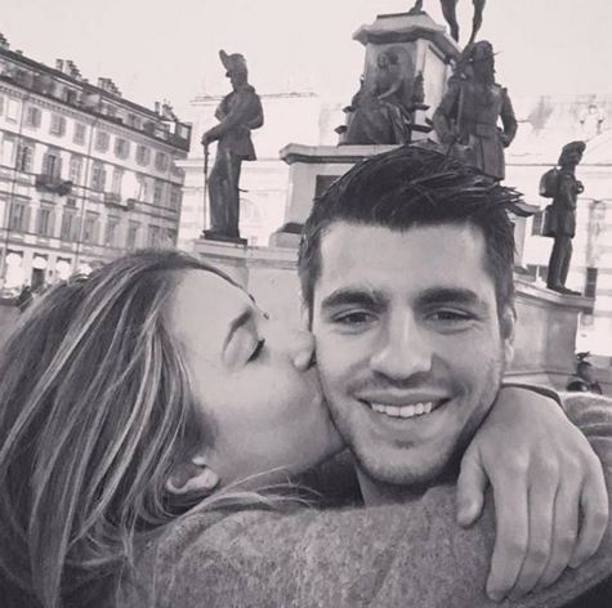 Il bomber della Juve Alvaro Morata esce allo scoperto. E sul suo Instagram pubblica una foto della sua nuova e sexy fidanzata . Il suo nome? Alice Campello. Eccoli innamoratissimi a Torino. 